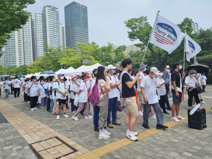 지난 25일 '리버티 워크 서울'에 참여한 참석자들은 전쟁기념관에서 국립중앙박물관까지 약 4km의 걷기 행사를 진행했다/사진=부영그룹