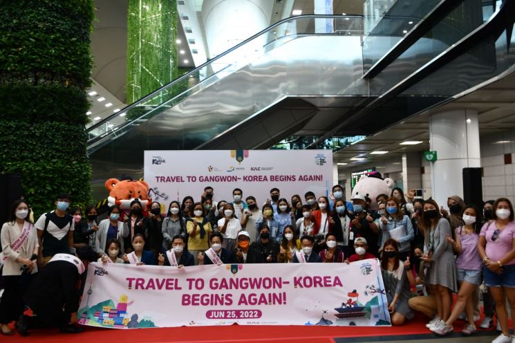 25일 진행된 양양국제공항 입국 필리핀 단체 환영행사 단체사진. 사진제공 = 한국관광공사