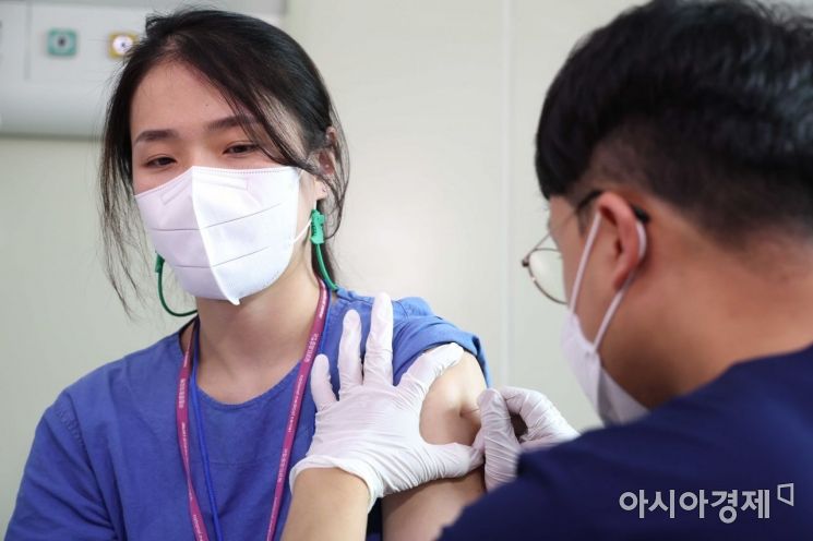 27일 서울 중구 국립중앙의료원 본관에서 원숭이두창 환자를 진료할 이한나 간호사가 원숭이두창 백신을 접종받고 있다. /문호남 기자 munonam@