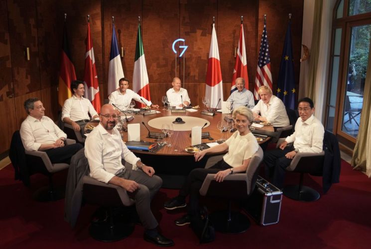 26일(현지시간) 주요 7개국(G7) 정상들과 샤를 미셸 유럽연합(EU) 정상회의 상임의장(앞줄 왼쪽), 우르줄라 폰데어라이엔 EU 집행위원장(앞줄 오른쪽)이 28일까지 G7 정상회의가 이어질 독일 바이에른주 엘마우성에서 기념사진을 찍고 있다.     [사진 제공= AP연합뉴스]