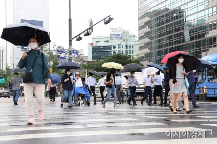 장마전선의 영향으로 비가 내린 27일 서울 세종대로에서 우산을 쓴 시민들이 발걸음을 재촉하고 있다. /문호남 기자 munonam@