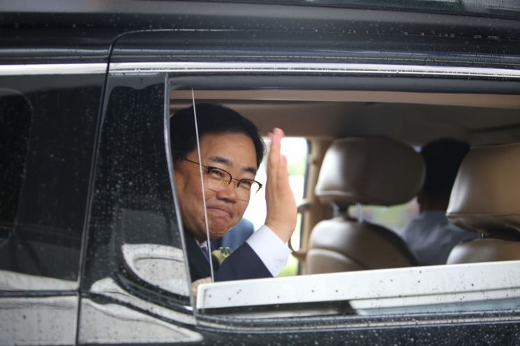 허성무 경남 창원특례시장이 퇴임식 후 차에 올라 인사를 건네고 있다. / 이세령 기자 ryeong@