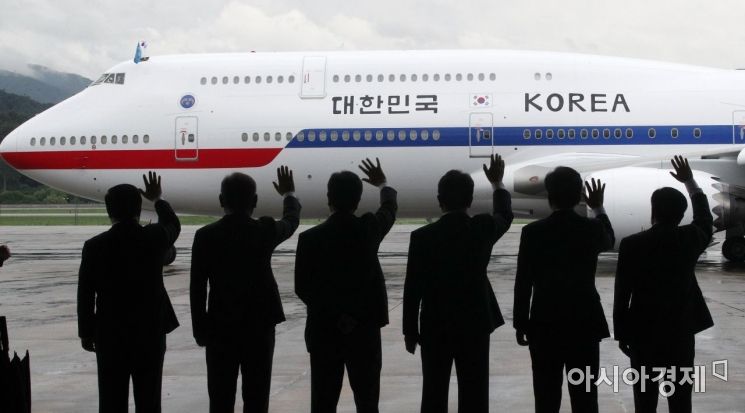 [포토] 공군 1호기 향해 손 흔드는 환송 인사들