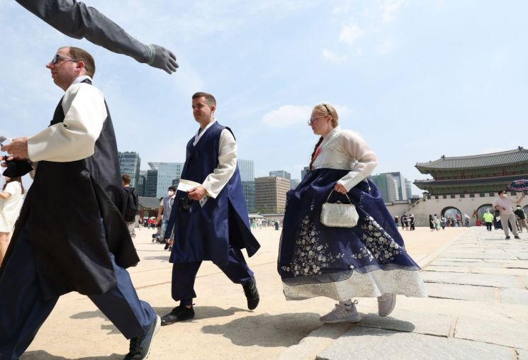 서울 종로구 경복궁에서 한복을 차려입은 외국인들이 이동하고 있다. [이미지출처=연합뉴스]