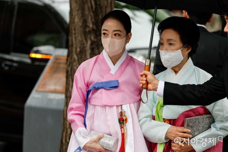 노현정 전 아나운서가 지난 2022년 서울 중구 정동제일교회에서 열린 정의선 현대자동차그룹 회장 장녀 진희씨의 결혼식에 시어머니와 함께 참석하고 있다. 강진형 기자