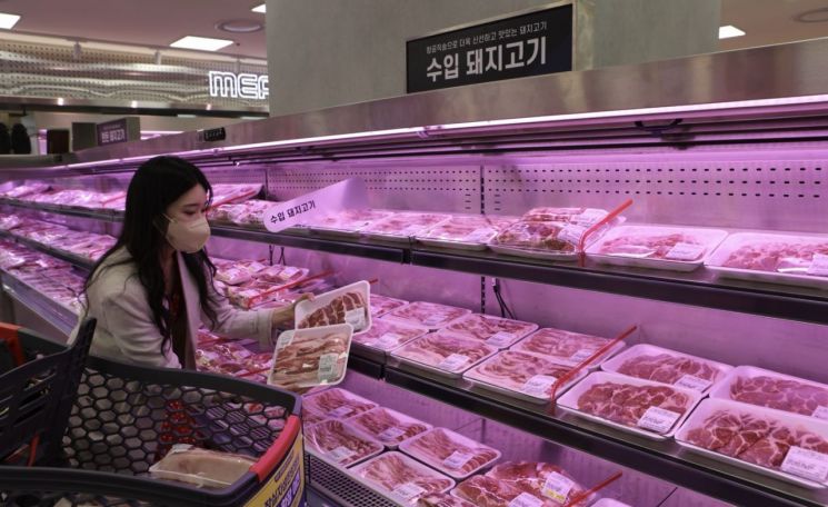 롯데마트 제타플렉스점에서 고객이 캐나다산 돼지고기를 살펴보고 있다.