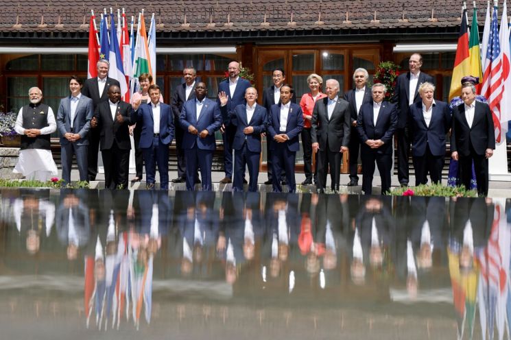 G7, 러시아 추가제재 확대…보복관세 부과하고 우크라 지원 