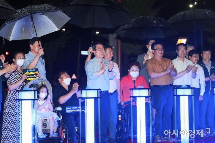 조광한 남양주시장(사진 중앙)과 시민들이 27일 밤 '화도근린공원' 개장식에 참석했다. [남양주시]