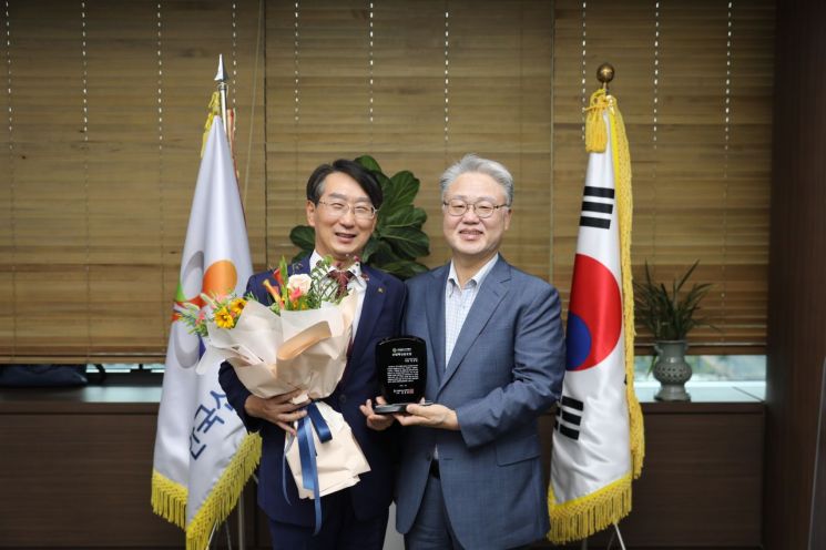 김정환 한국산업단지공단 이사장(왼쪽)이 27일 대구 본사에서 산업단지 혁신성장에 이바지한 공로를 인정받아 산업클러스터학회 ‘산업혁신공로상’을 수상하고 기념 촬영을 하고 있다.