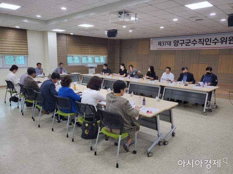 양구군수직 인수위원회가 27일 양돈 단지 관련 긴급회의를 하고 있다. [양구군수직 인수위원회]