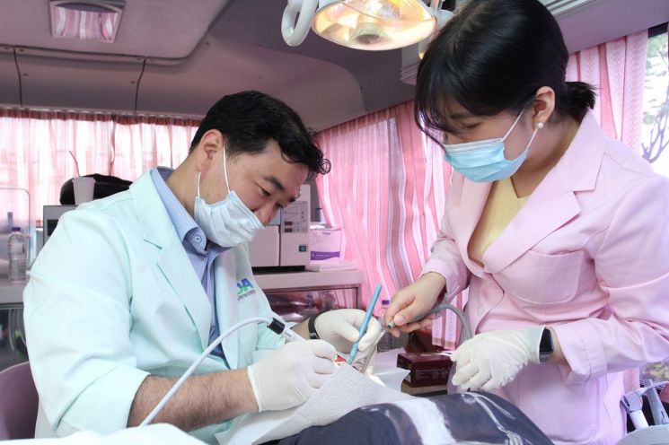 롯데제과 닥터자일리톨버스에서 치과치료가 이뤄지고 있다.