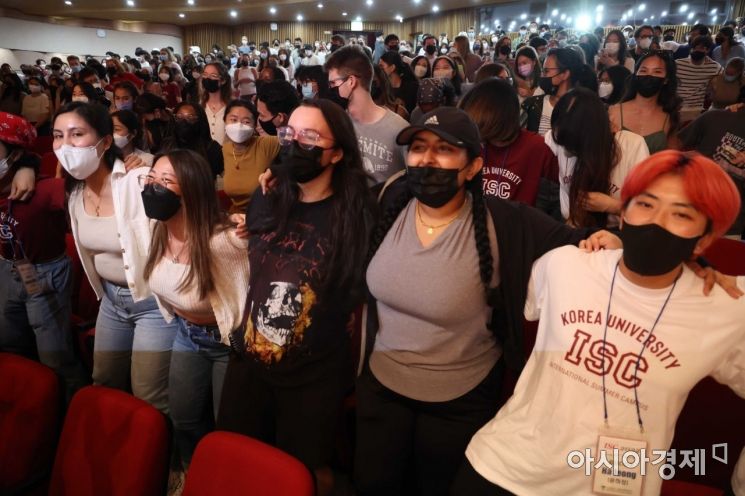 28일 서울 성북구 고려대학교에서 인촌기념관에서 열린 국제하계대학 입학식 및 오리엔테이션에서 외국인 학생들이 응원을 배우고 있다. /문호남 기자 munonam@