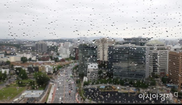 장마의 영향으로 비가 내린 28일 서울 종로구의 한 건물 유리창에 빗방울이 맺혀 있다. 기상청에 따르면 밤부터는 서울 등 중부지방에 강한 비가 집중되면서 국지성 호우가 쏟아지고, 모레까지 중북부 지역에는 무려 300mm가 넘는 폭우가 예상된다./김현민 기자 kimhyun81@