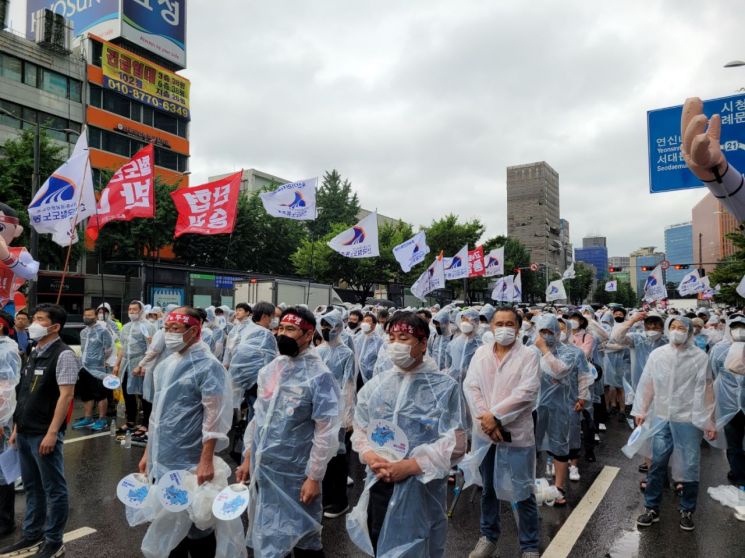 빗속에서 4000명 집결한 철도노조…"철도 민영화 반대한다"