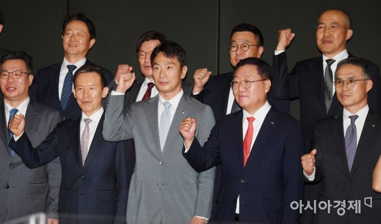 이복현 금감원장이 28일 오후 서울 영등포구 한국금융투자협회에서 열린 '금융투자권역 CEO 간담회'에서 참석자들과 기념촬영을 하고 있다./강진형 기자aymsdream@