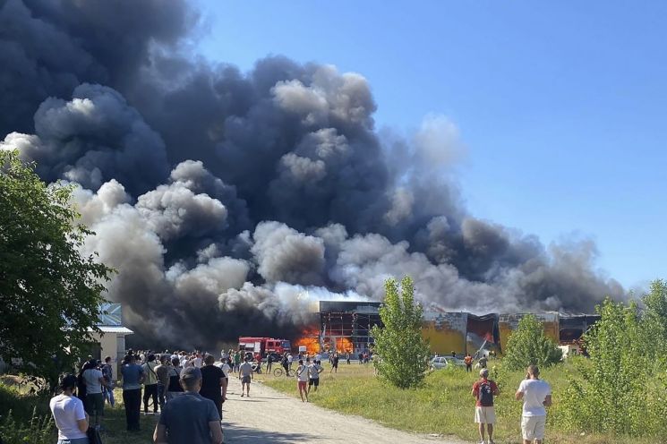 1000여명 모인 우크라 쇼핑몰 폭격한 러시아…G7은 우크라 지원 합의