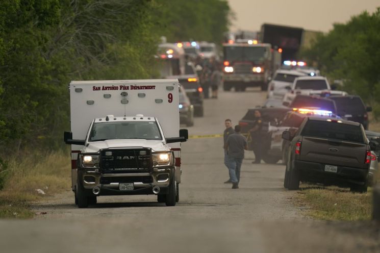 27일(현지시간) 대형 트레일러 안에서 시신이 무더기로 발견된 미국 텍사스주 샌안토니오 남서부 외곽에서 구급차 한 대가 떠나고 있다. [이미지출처=AP연합뉴스]