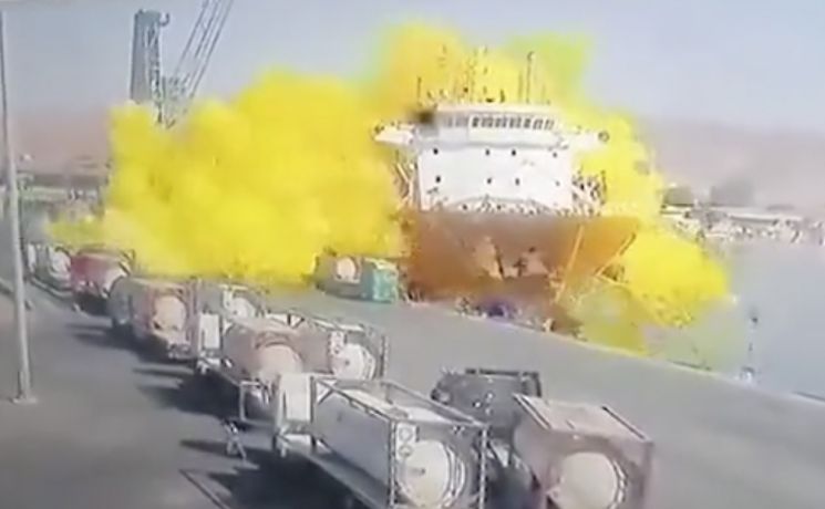 항구 뒤덮은 노란 구름…요르단 가스탱크 폭발로 유독가스 유출