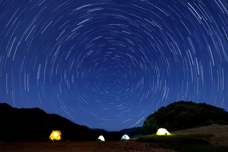 파로호 오지여행을 즐기는 캠퍼들의 텐트위로 별들이 쏟아지고 있다