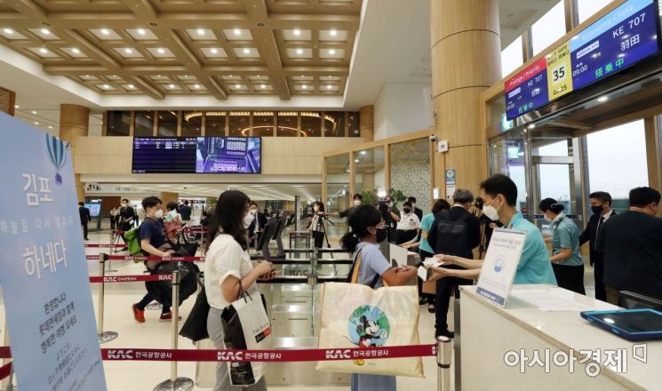 29일 서울 강서구 김포공항 국제선 청사 탑승구에서 직원들이 이용객들을 안내하고 있다. 사진=문호남 기자 munonam@