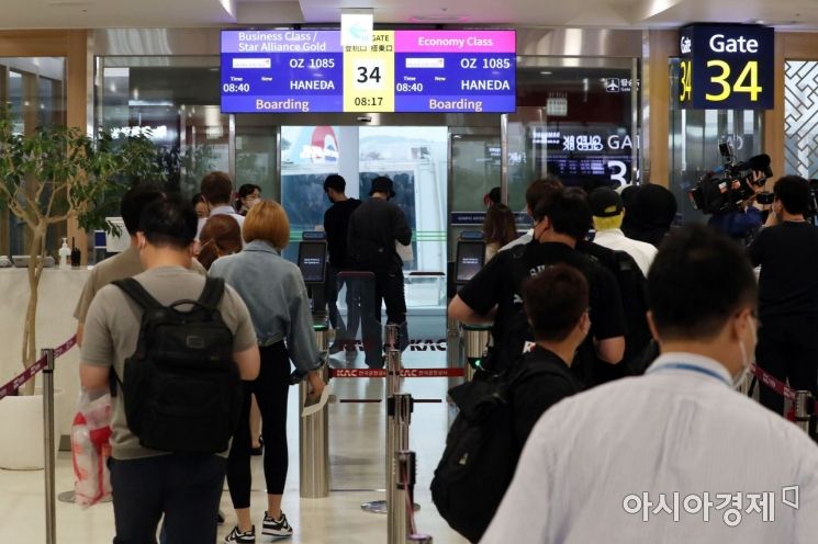 기사 내용과 무관한 공항 탑승 모습.
