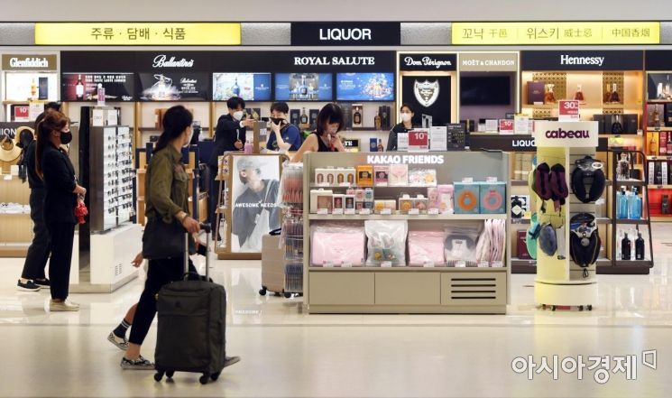 [포토]김포공항 국제선 면세점 다시 활기 