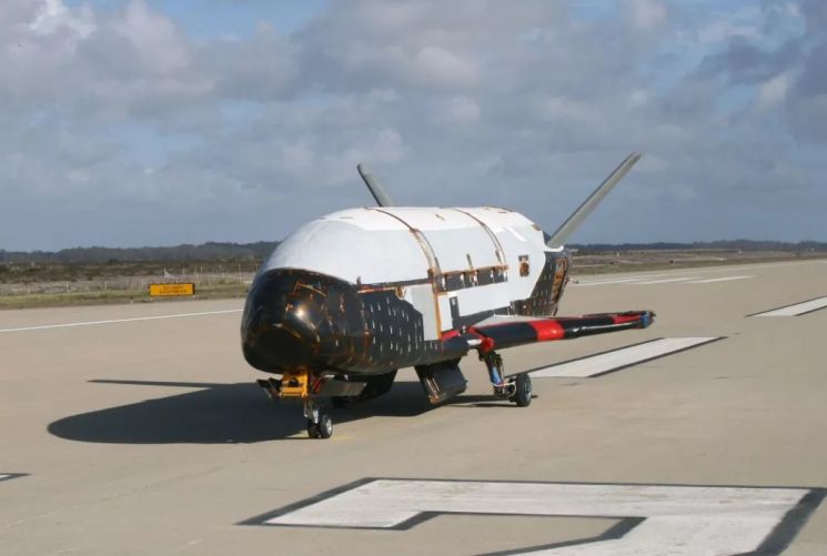 미국 우주군의 비밀 우주 병기인 소형 무인우주왕복선 X-37B.