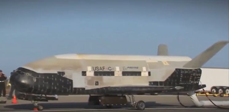 미 우주군이 공개한 소형 무인우주왕복선 X-37B.