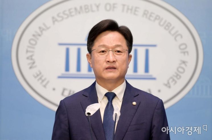강병원 더불어민주당 의원이 29일 국회 소통관에서 당대표 출마 기자회견을 하고 있다./윤동주 기자 doso7@