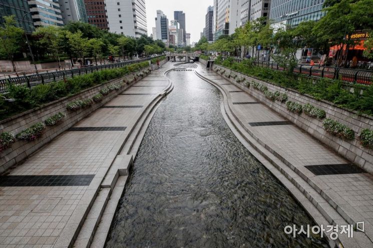 [포토]텅빈 청계천 산책로