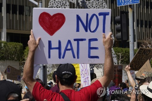 아시아계 혐오범죄에 반대하는 시위를 벌이는 LA 시민들
