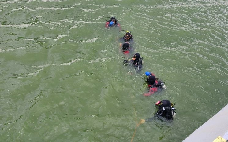 경남 창녕군 낙동강에서 수중 반원 탐색 훈련을 하는 경남소방본부 119특수구조단.