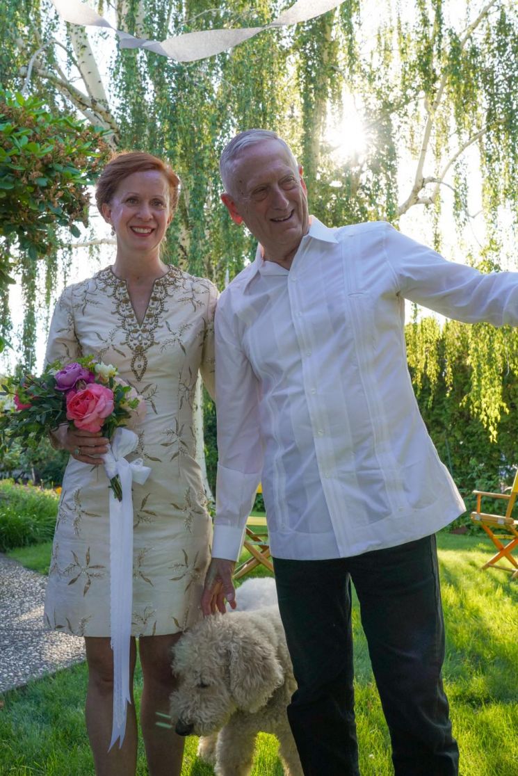 '사병 출신 4성 장군' 매티스 전 미 국방장관, 72세에 첫 결혼