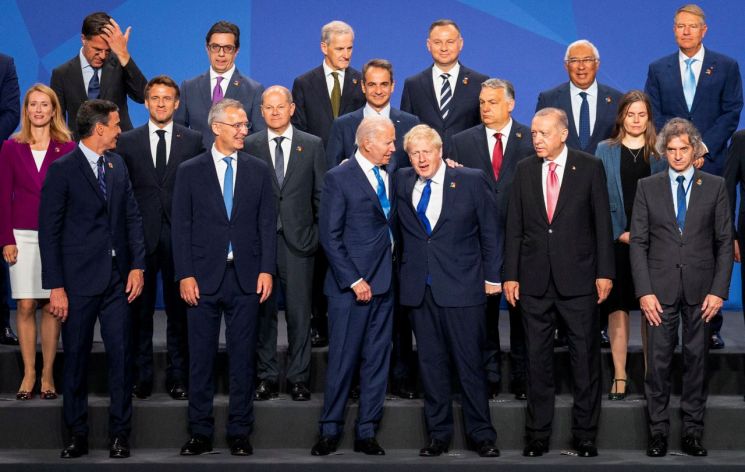 북대서양조약기구(NATO,나토) 정상회의에 참석한 조 바이든 미국 대통령(첫줄 가운데)과 주요국 정상들. [이미지출처=로이터연합뉴스]