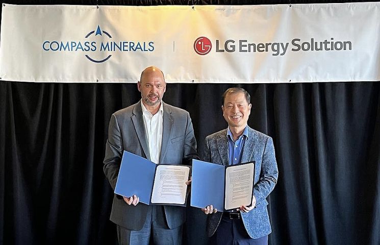 28일(현지시간) LG에너지솔루션이 미국 컴파스 미네랄과 탄산, 수산화리튬 공급에 대한 MOU를 체결했다. 사진 오른쪽부터 김동수 LG에너지솔루션  전무, 크리스 옌델 컴파스 미네랄 대표