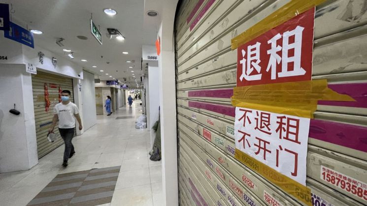지난달 17일 중국 상하이의 치푸루 시장이 폐쇄돼 있다. 사진=연합뉴스