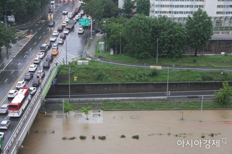 중부지방을 중심으로 강한 비가 내린 30일 서울 동부간선도로 전 구간 교통 통제로 인근 도로가 혼잡하다. /문호남 기자 munonam@