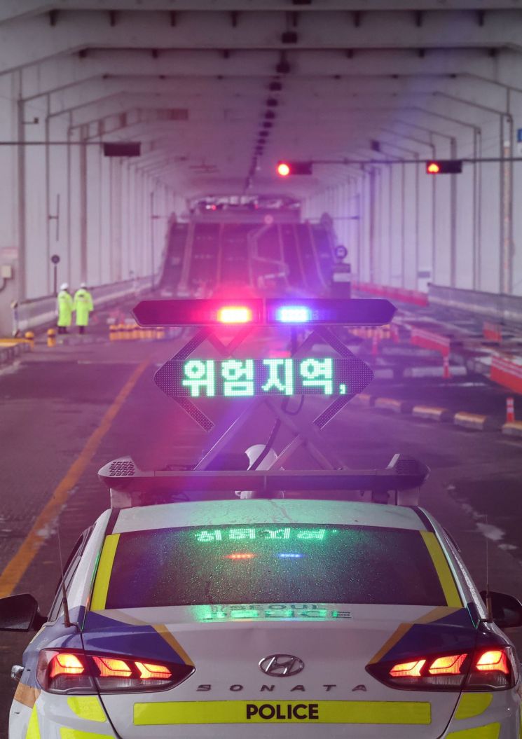 서울 잠수교 차량 통제…통제수위 6.2m를 넘어