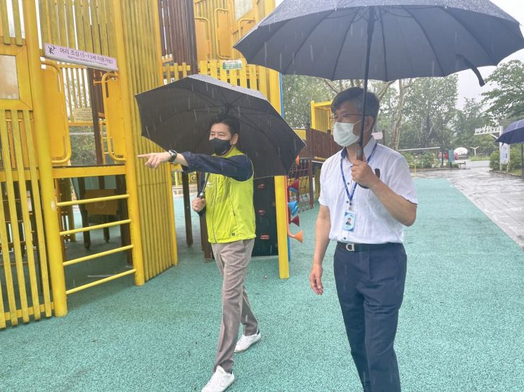 한국영 이사장(사진 우측)이 광진구 능동 서울어린이대공원에서 현장점검을 하고 있다.