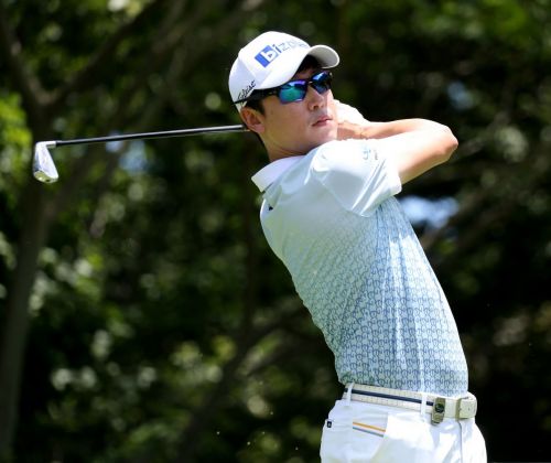 '샷 이글' 김태훈 선두 "장타는 양날의 검"…'넘버 1' 김민규 공동 13위