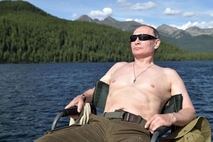 상의를 탈의한 채로 휴식을 취하고 있는 푸틴 대통령의 모습 [이미지출처=연합뉴스]