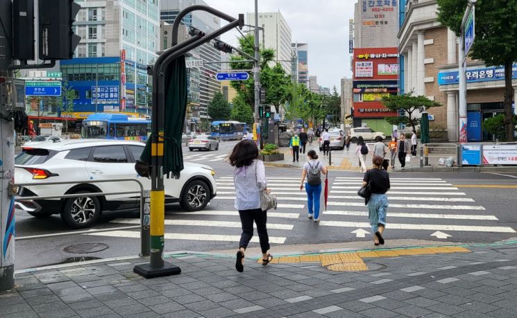 1일 오전 7시 52분께 서울 강북구청 사거리에서 운전자들이 보행신호가 들어왔음에도 우회전을 하다 바쁘게 뛰는 보행자 앞에서 급하게 브레이크를 밟았다. 놀란 시민이 고개를 돌려 차량 쪽으로 돌아봤고 이내 출근을 위해 지하철역으로 향했다./사진=오규민 기자 moh011@