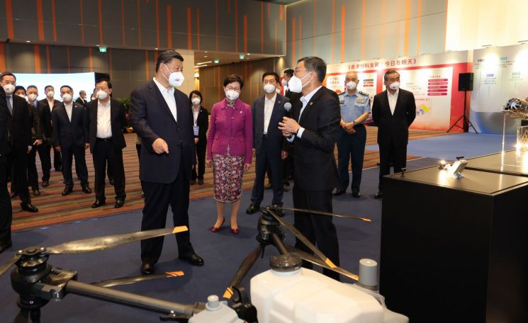 시진핑 중국 국가주석이 지난해 6월 캐리 람 홍콩 행정장관과 함께 홍콩 과학공원을 시찰하고 있다. [사진=홍콩 신화/연합뉴스]