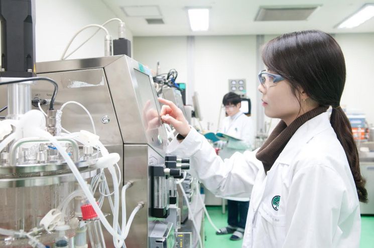 유한양행 중앙연구소 연구원들이 신약 개발을 위한 연구를 진행하고 있다.