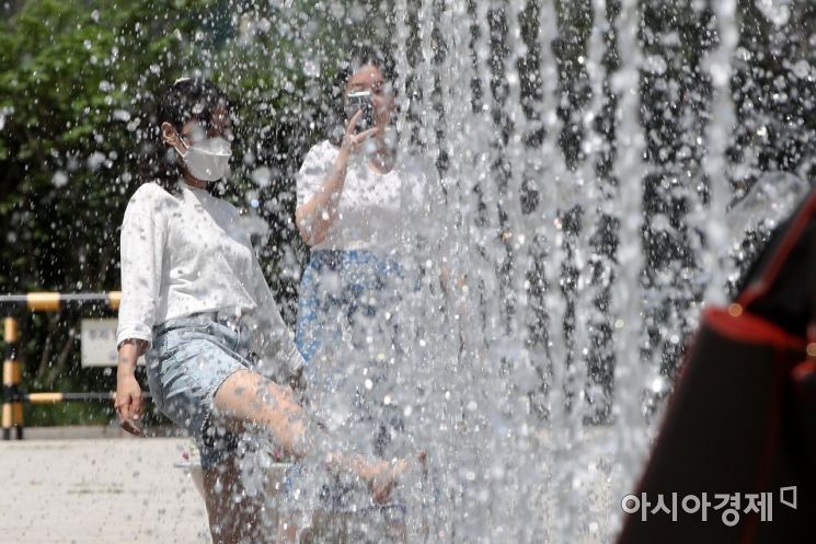 [포토] 시원한 바닥 분수