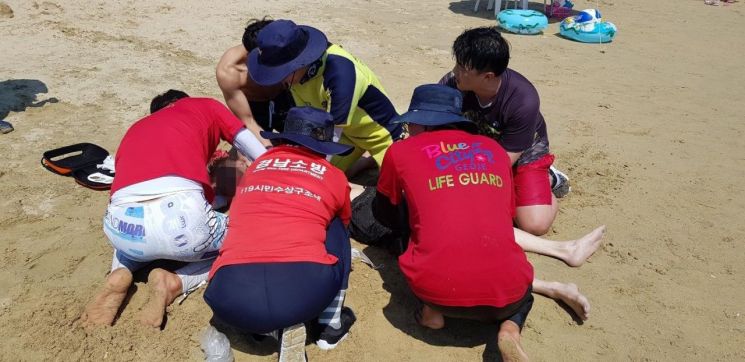경남소방본부 119시민수상구조대가 요구조자 응급처치를 하고 있다.