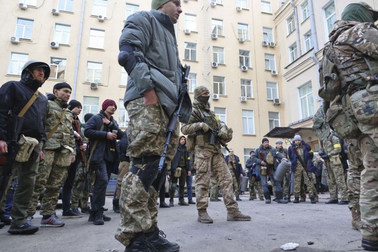 러시아의 우크라이나 침공 이후 세계 각국이 군사력 강화에 나섰다. 사진은 명령을 기다리고 있는 우크라 향토방위군의 모습. [이미지출처=연합뉴스]