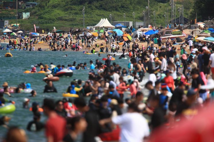 2일 속초 해수욕장을 찾은 피서객들이 더위를 식히고 있다/사진=연합뉴스