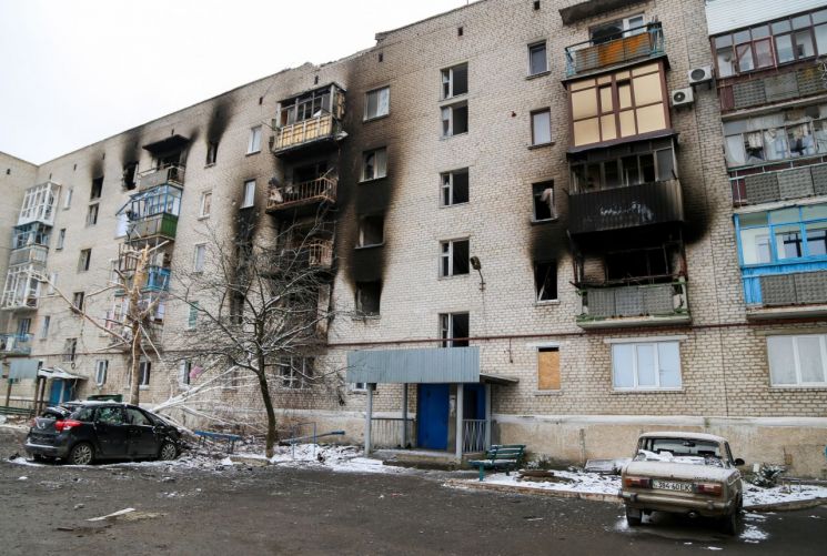 친러 반군 "리시찬스크 완전 포위"…우크라이나 "격렬한 전투 중"