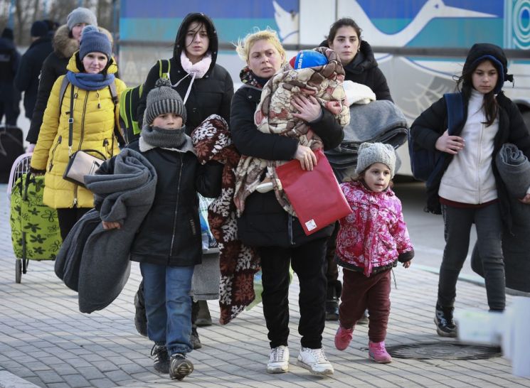 550만 우크라 난민 품은 EU…유럽 사회에 어떤 영향 미칠까[우크라충격파⑩]